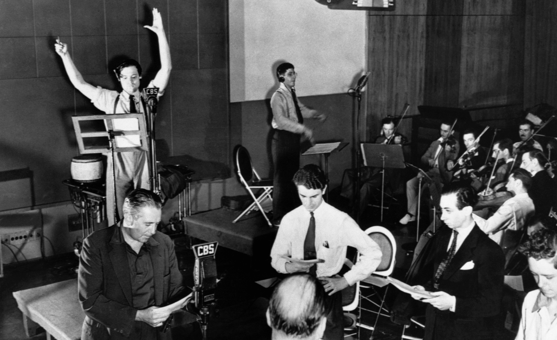 Orson_Welles_Mercury-Theatre-Radio-Rehearsal-1938.jpg